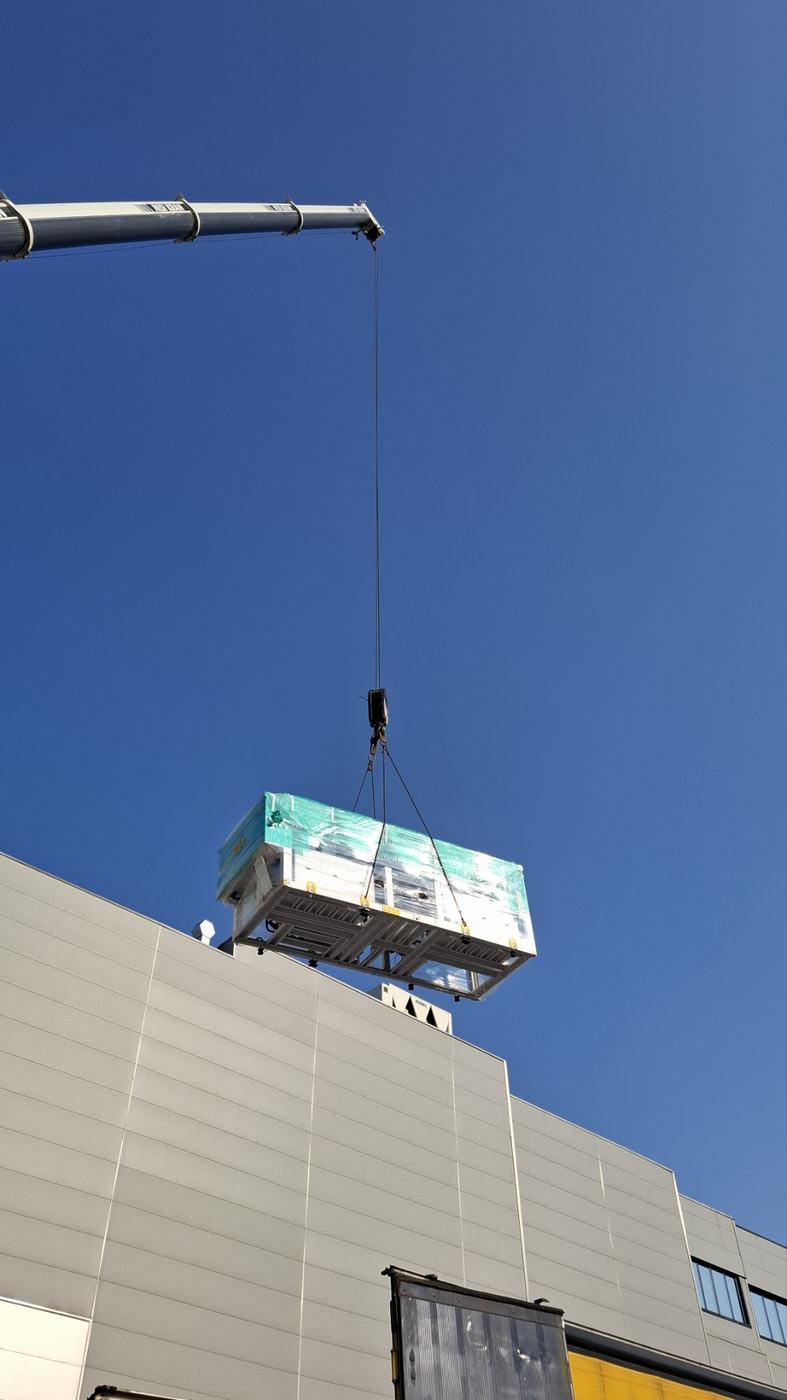 Transporti vertikal i njësisë Aermec me vinç