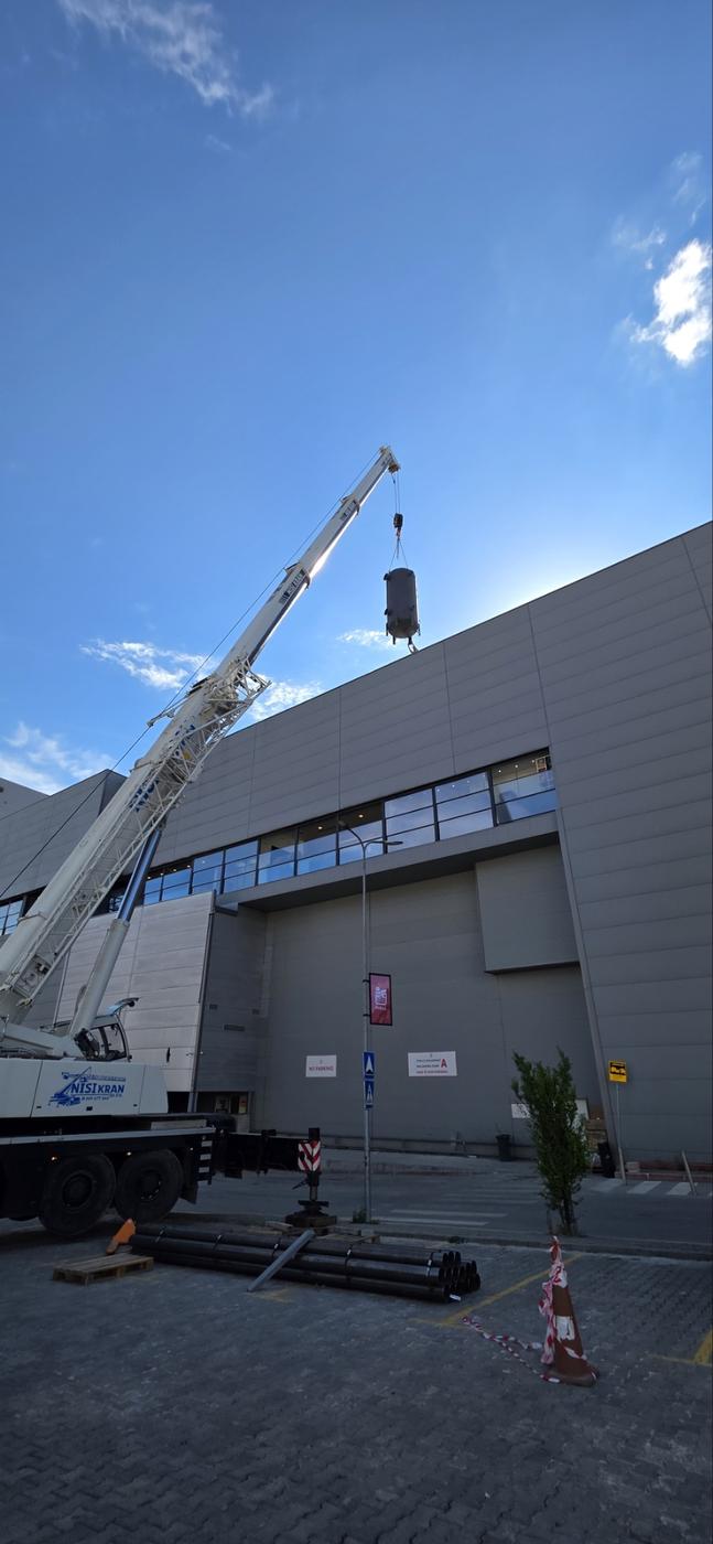 Ngritja e pajisjeve me vinç në Albi Mall
