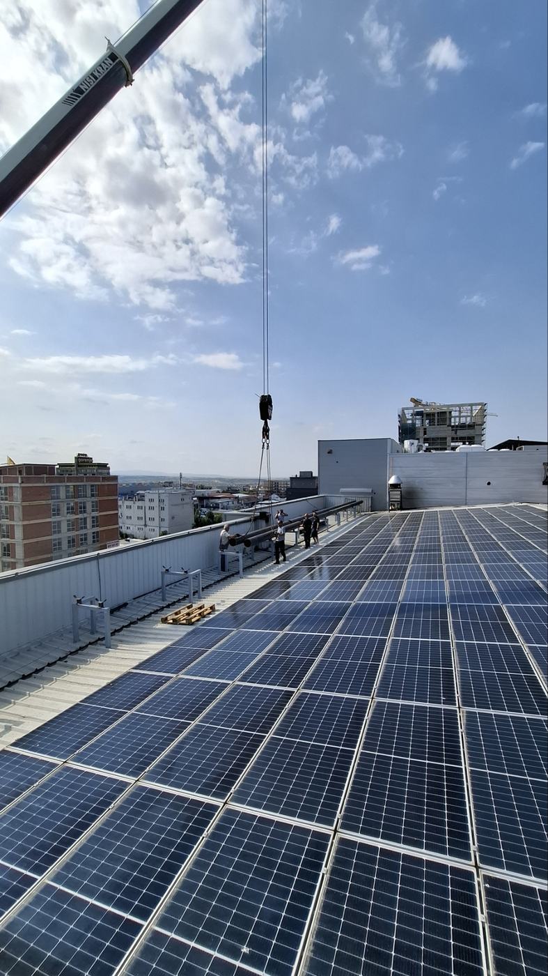 Ngritja e materialeve në çati gjatë instalimit
