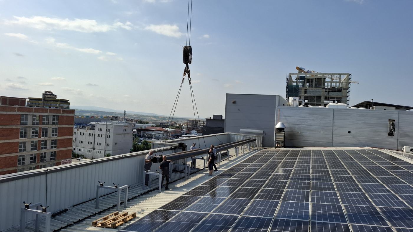 Instalimi i tubacioneve në çati nga ekipi i Impact Energy